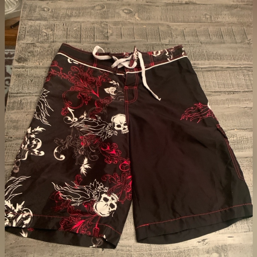 Men’s Sideout Swim Trunks, 32- 17” waist, Velcro & Drawstring closure, Skulls